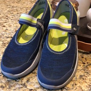 BZees Ladies Mary Jane walker